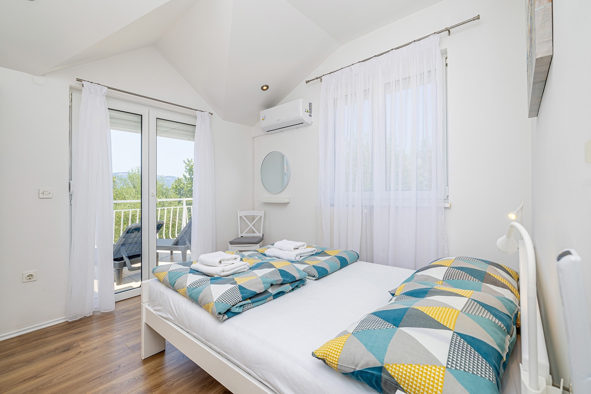 CITTÀ DI KRK, dintorni – Casa indipendente con piscina e vista mare