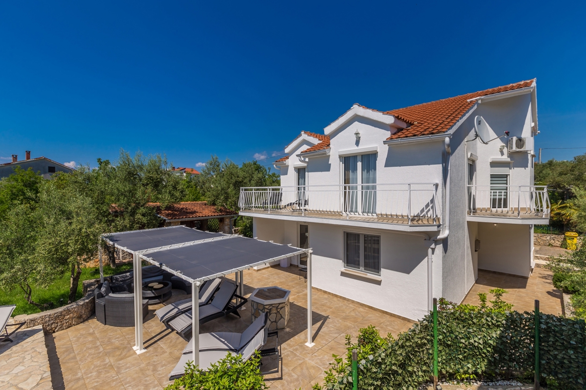 CITTÀ DI KRK, dintorni – Casa indipendente con piscina e vista mare