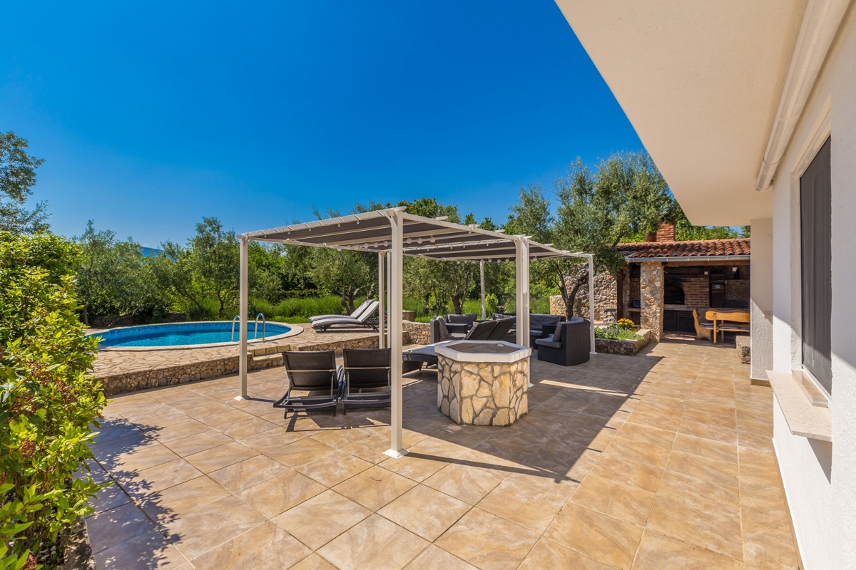 CITTÀ DI KRK, dintorni – Casa indipendente con piscina e vista mare