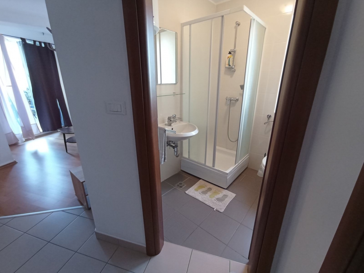 CITTÀ DI KRK - Appartamento di 43 m2 con vista mare al piano terra