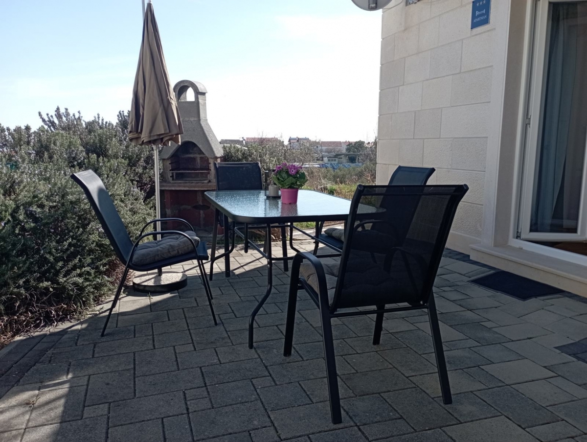 CITTÀ DI KRK - Appartamento di 43 m2 con vista mare al piano terra