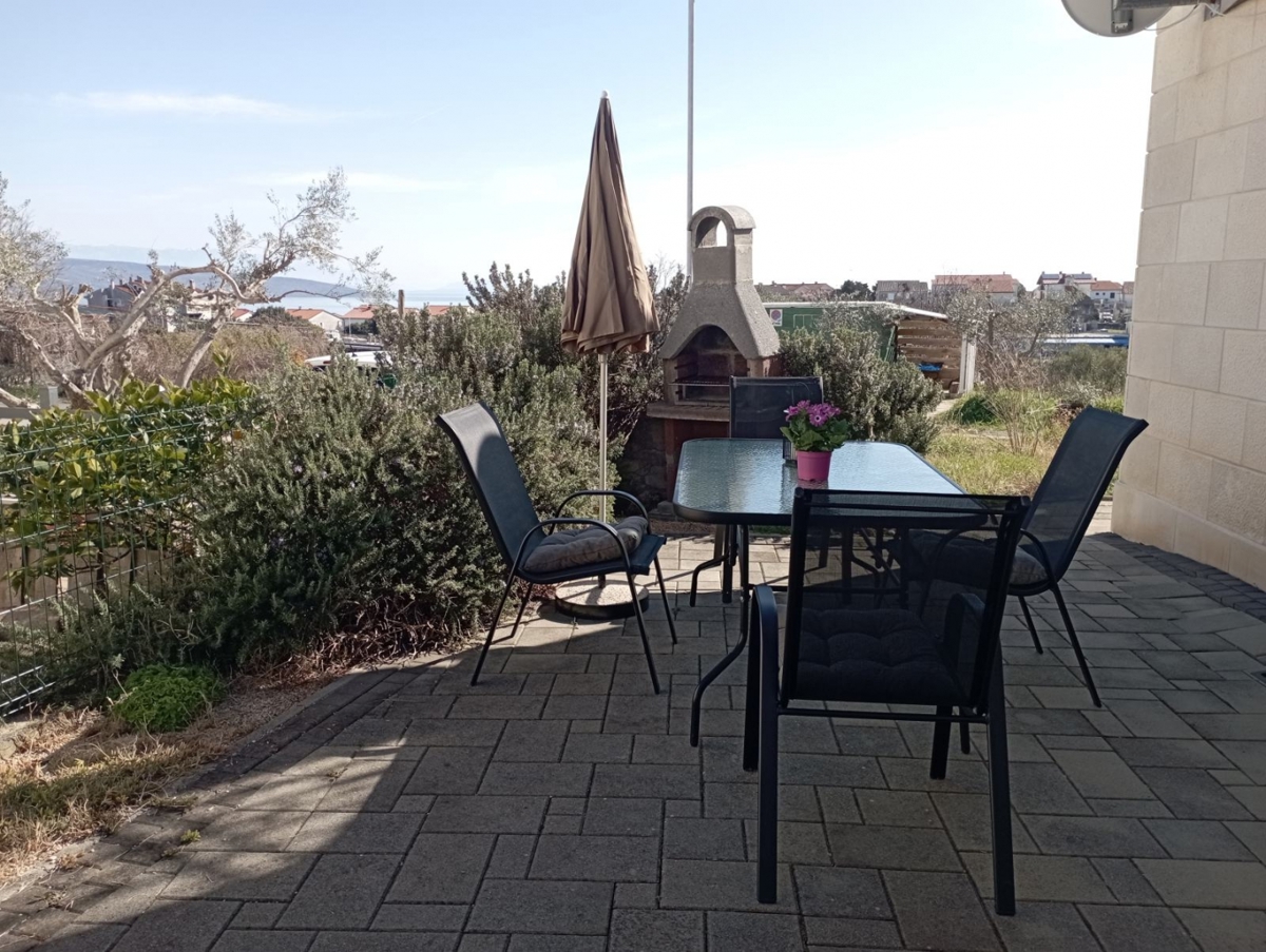 CITTÀ DI KRK - Appartamento di 43 m2 con vista mare al piano terra