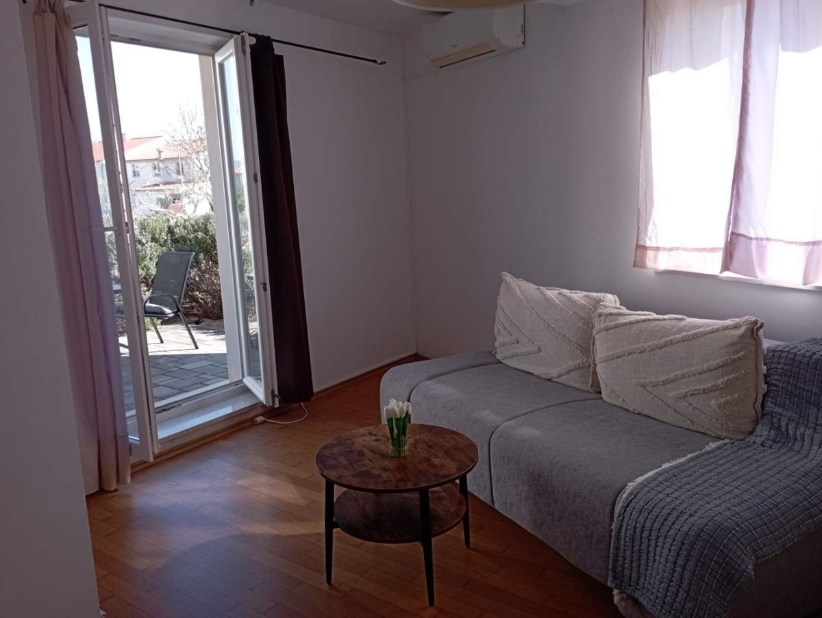 CITTÀ DI KRK - Appartamento di 43 m2 con vista mare al piano terra