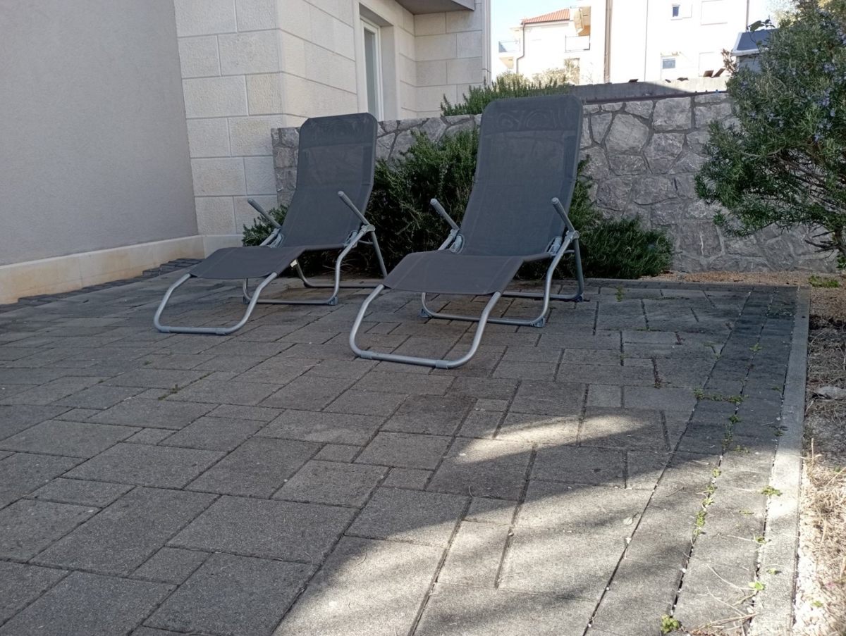 CITTÀ DI KRK - Appartamento di 43 m2 con vista mare al piano terra