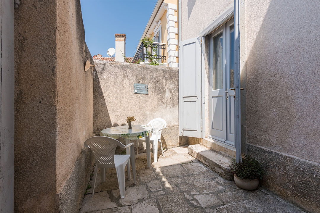 MALI LOŠINJ - vecchia villa con 6 appartamenti a 100 metri dal mare