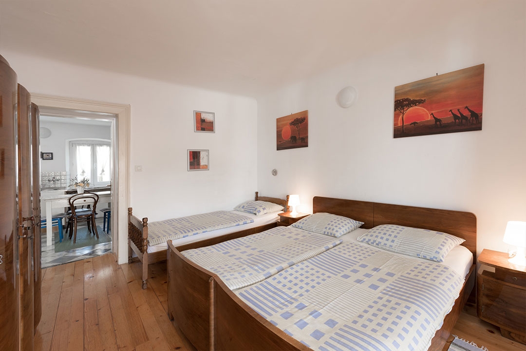MALI LOŠINJ - vecchia villa con 6 appartamenti a 100 metri dal mare