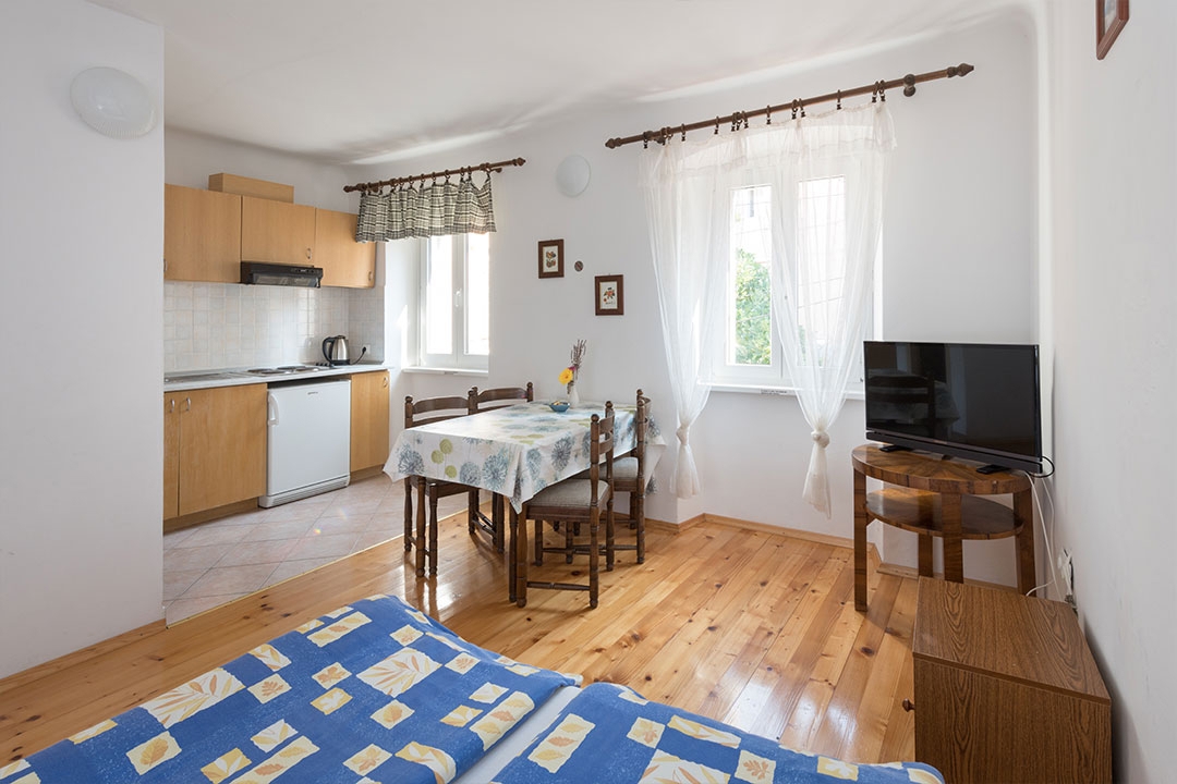 MALI LOŠINJ - vecchia villa con 6 appartamenti a 100 metri dal mare