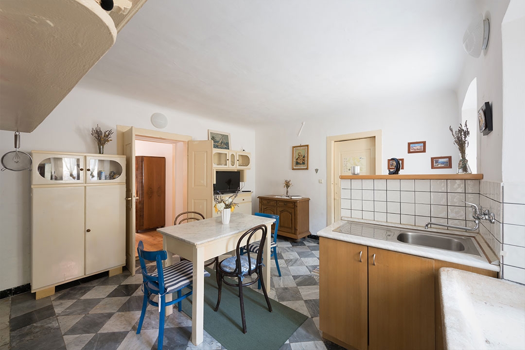 MALI LOŠINJ - vecchia villa con 6 appartamenti a 100 metri dal mare