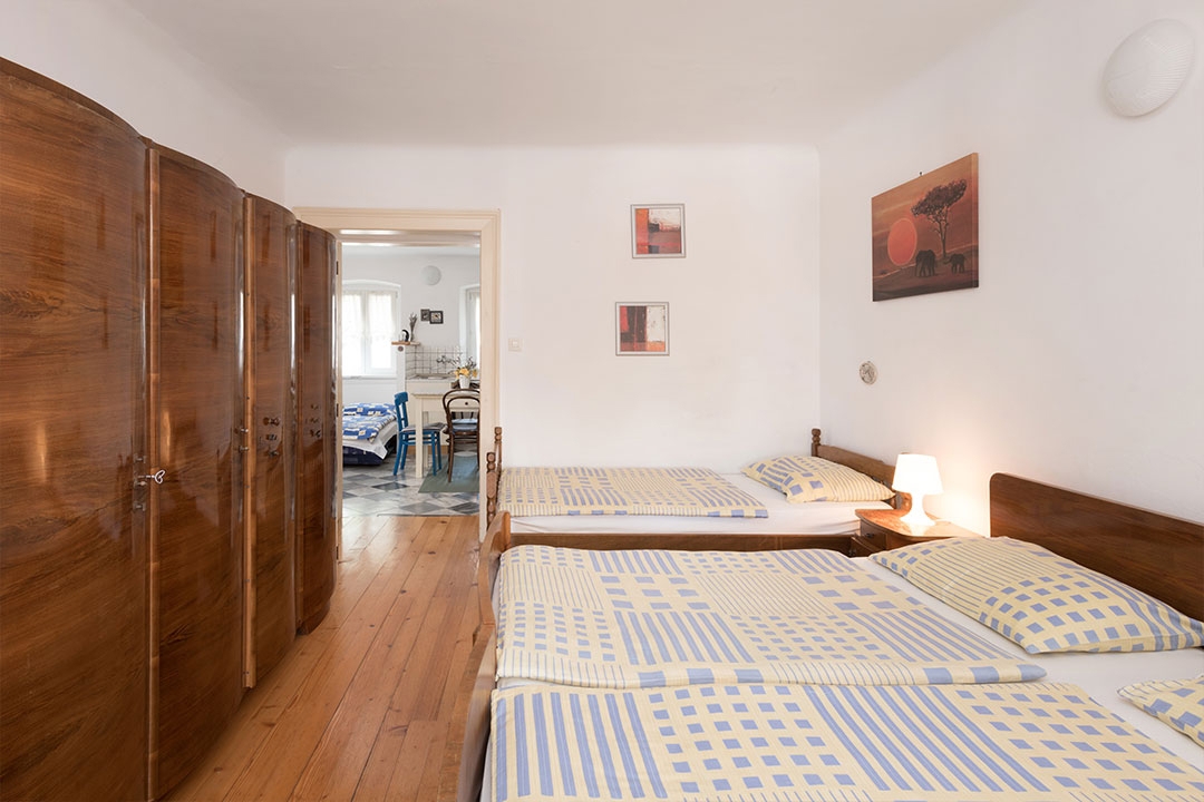 MALI LOŠINJ - vecchia villa con 6 appartamenti a 100 metri dal mare