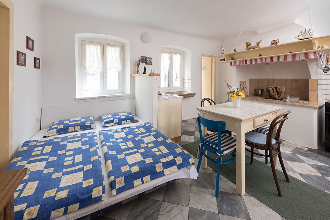 MALI LOŠINJ - vecchia villa con 6 appartamenti a 100 metri dal mare