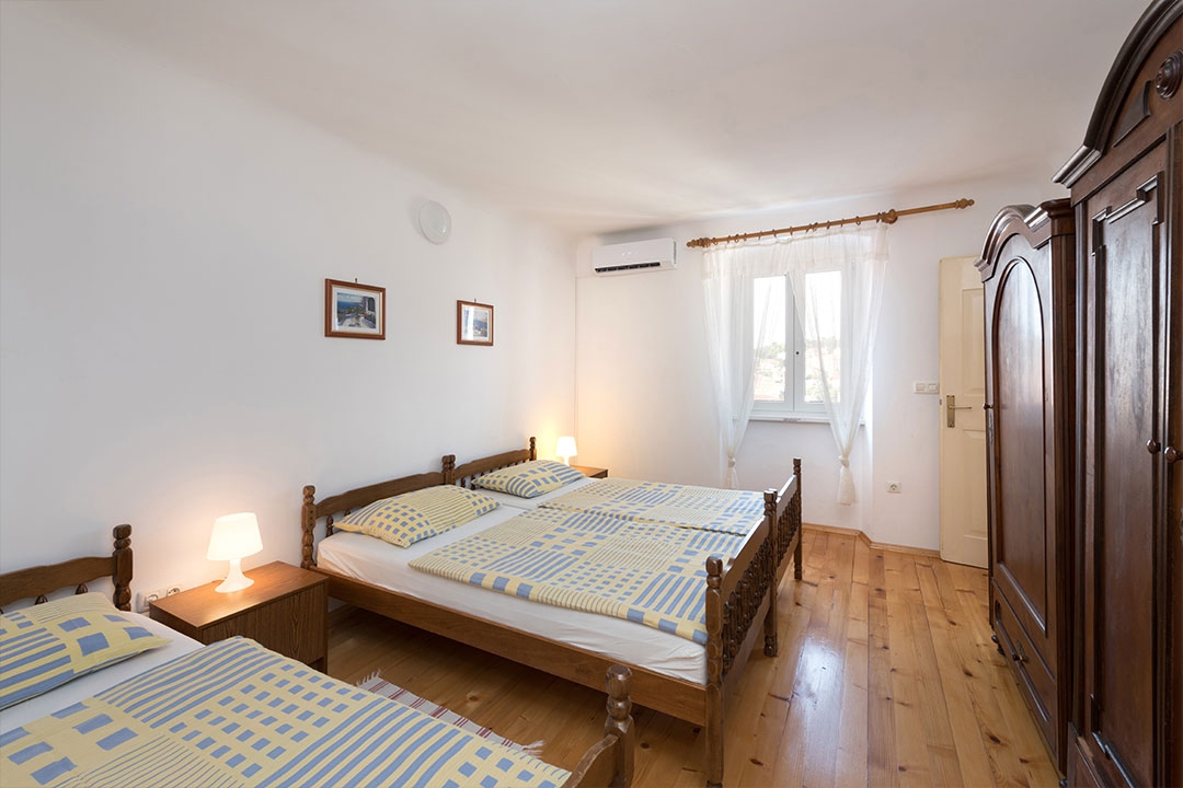 MALI LOŠINJ - vecchia villa con 6 appartamenti a 100 metri dal mare