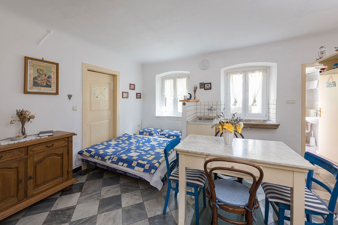 MALI LOŠINJ - vecchia villa con 6 appartamenti a 100 metri dal mare