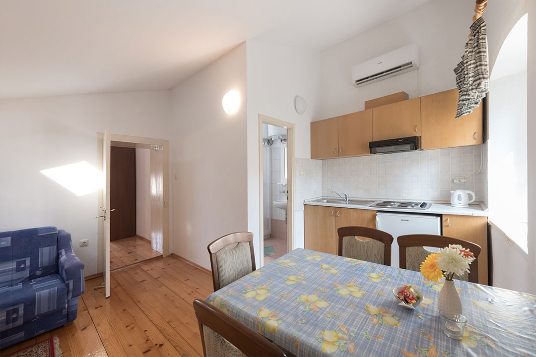 MALI LOŠINJ - vecchia villa con 6 appartamenti a 100 metri dal mare