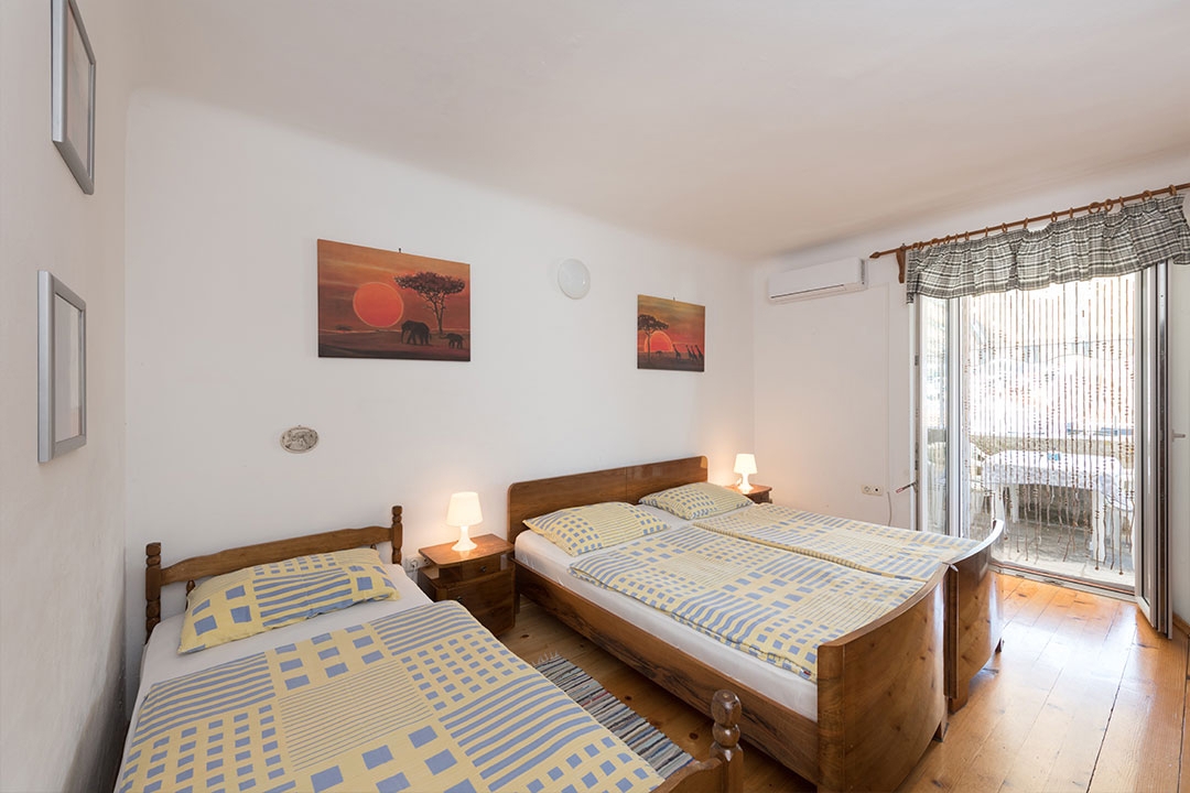 MALI LOŠINJ - vecchia villa con 6 appartamenti a 100 metri dal mare