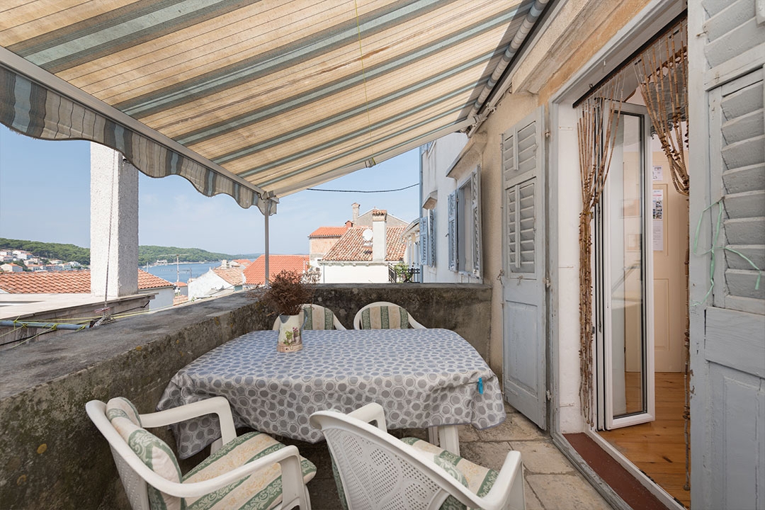 MALI LOŠINJ - vecchia villa con 6 appartamenti a 100 metri dal mare
