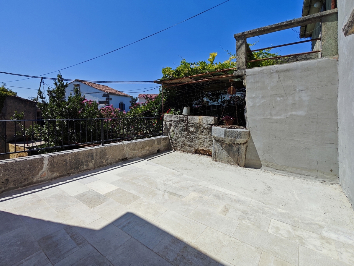 KRK – autentica casa a schiera in pietra con 2 appartamenti