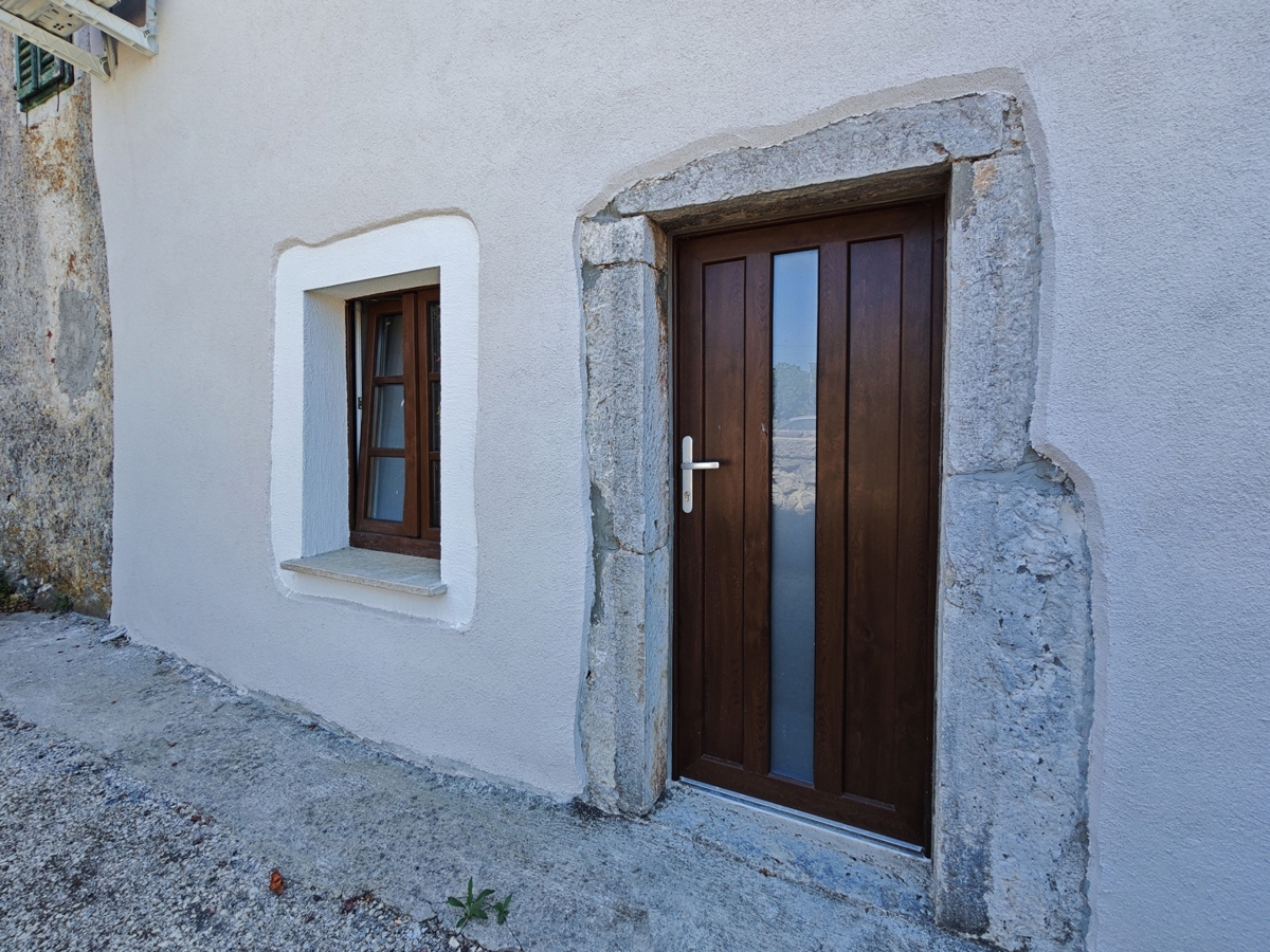 KRK – autentica casa a schiera in pietra con 2 appartamenti