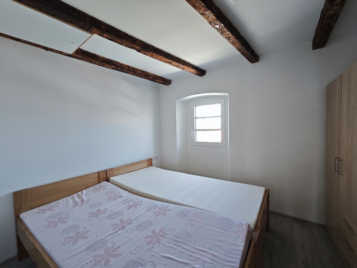 KRK – autentica casa a schiera in pietra con 2 appartamenti