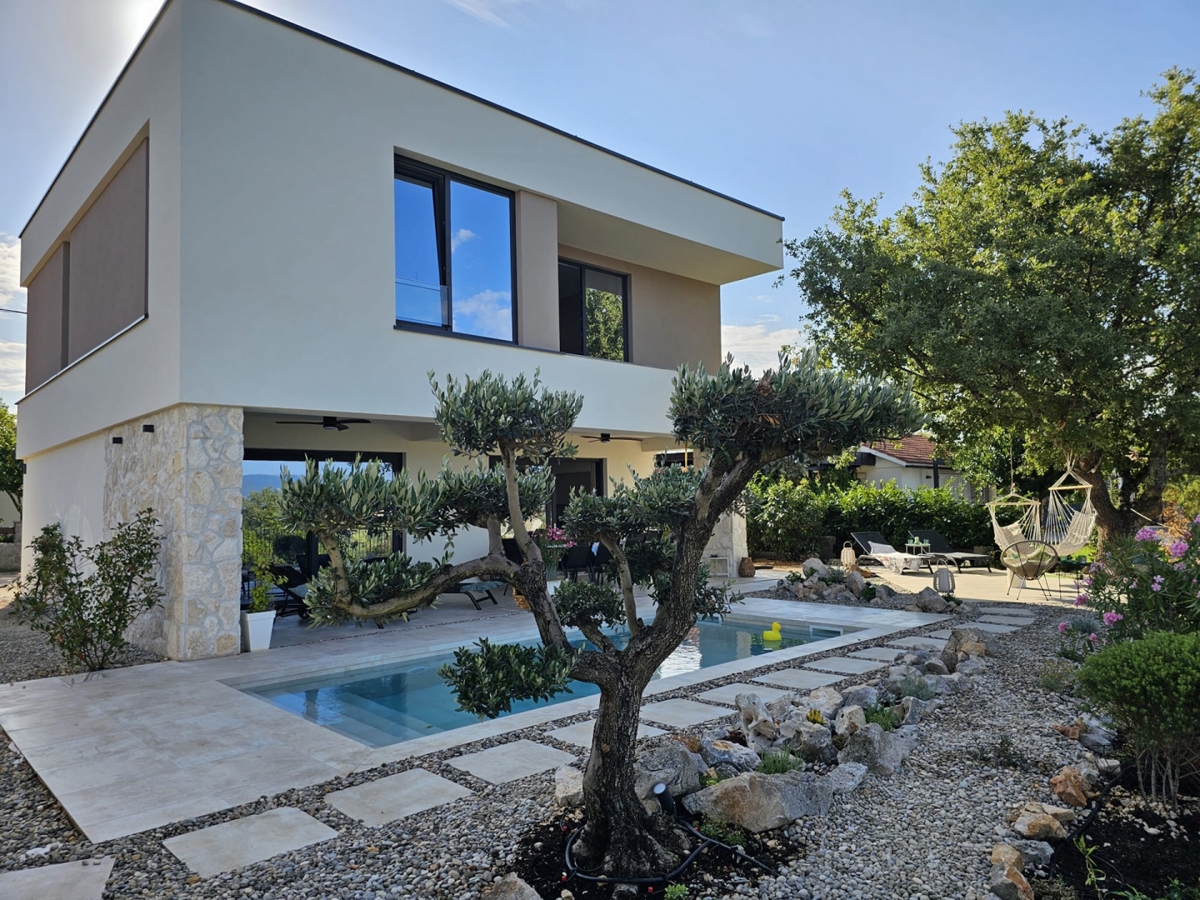 CITTÀ DI KRK, area urbana più ampia - Villa moderna con piscina