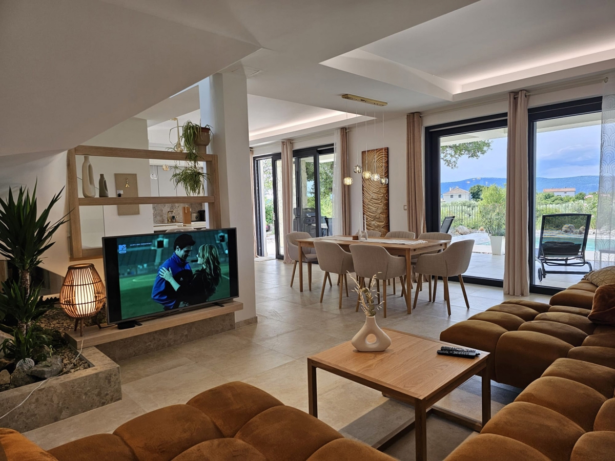 CITTÀ DI KRK, area urbana più ampia - Villa moderna con piscina