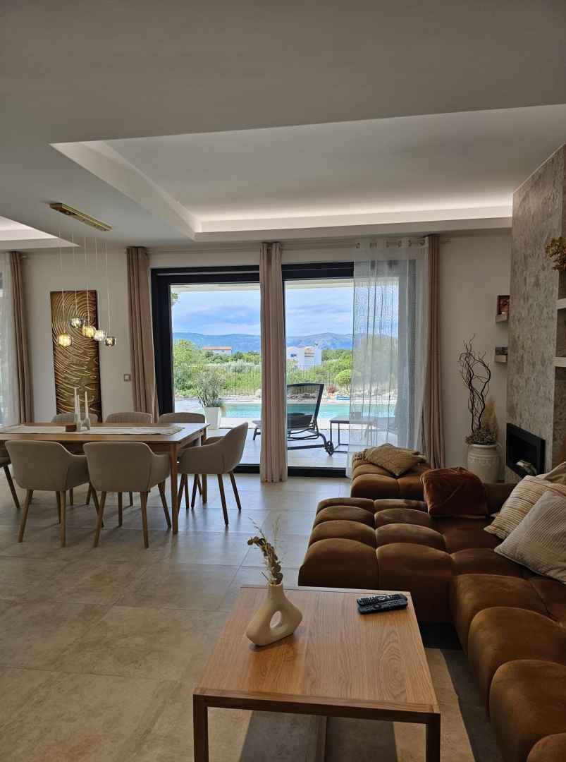 CITTÀ DI KRK, area urbana più ampia - Villa moderna con piscina