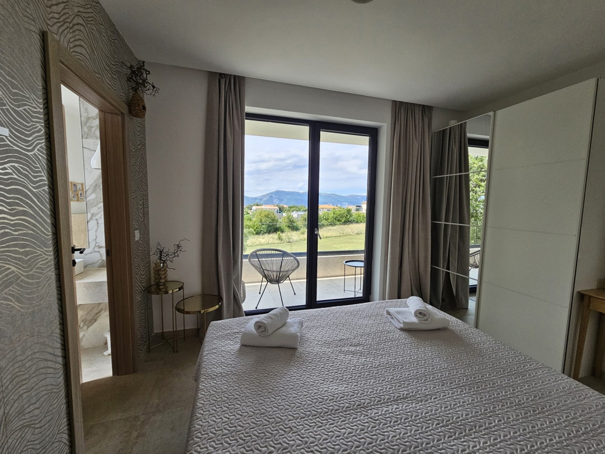 CITTÀ DI KRK, area urbana più ampia - Villa moderna con piscina