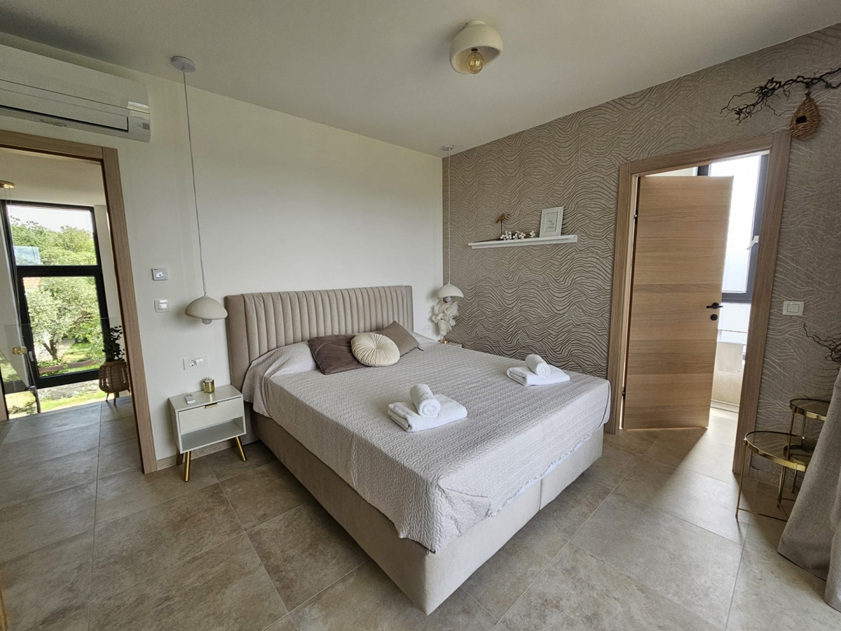 CITTÀ DI KRK, area urbana più ampia - Villa moderna con piscina