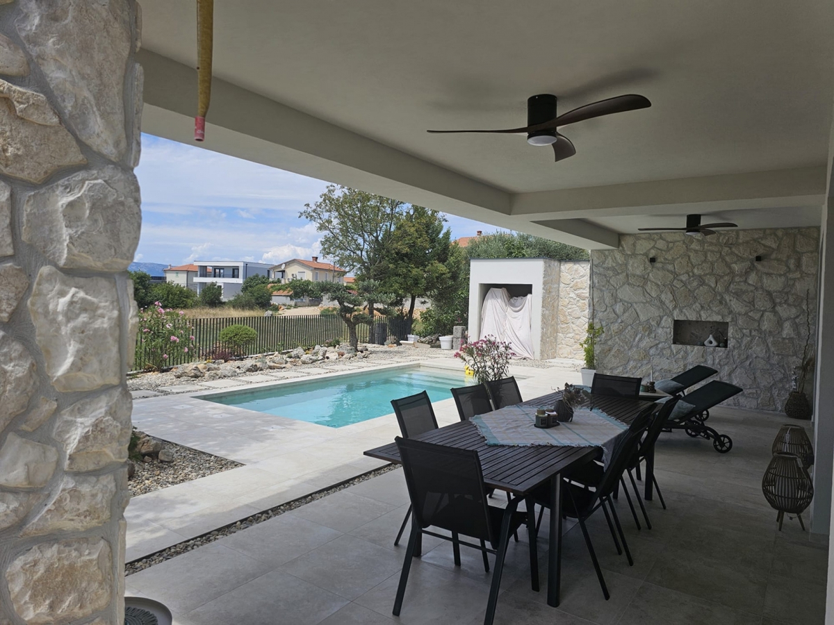 CITTÀ DI KRK, area urbana più ampia - Villa moderna con piscina