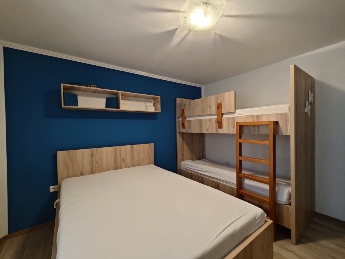 Zona MALINSKA - Casa indipendente con due appartamenti e garage