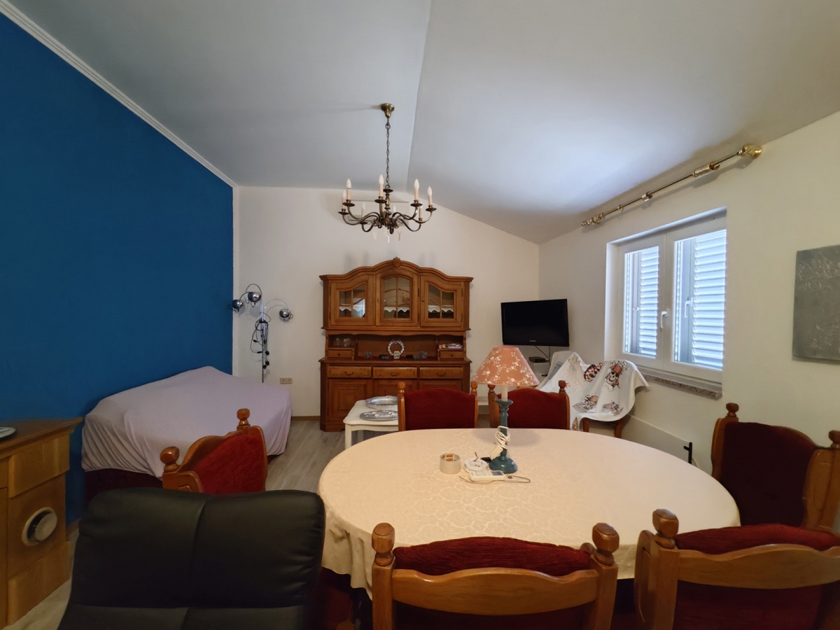 Zona MALINSKA - Casa indipendente con due appartamenti e garage