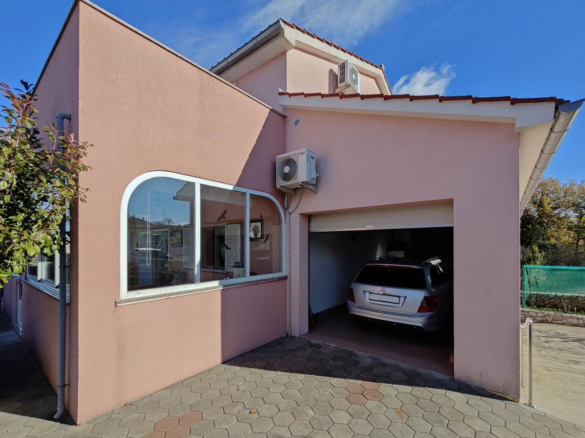 Zona MALINSKA - Casa indipendente con due appartamenti e garage