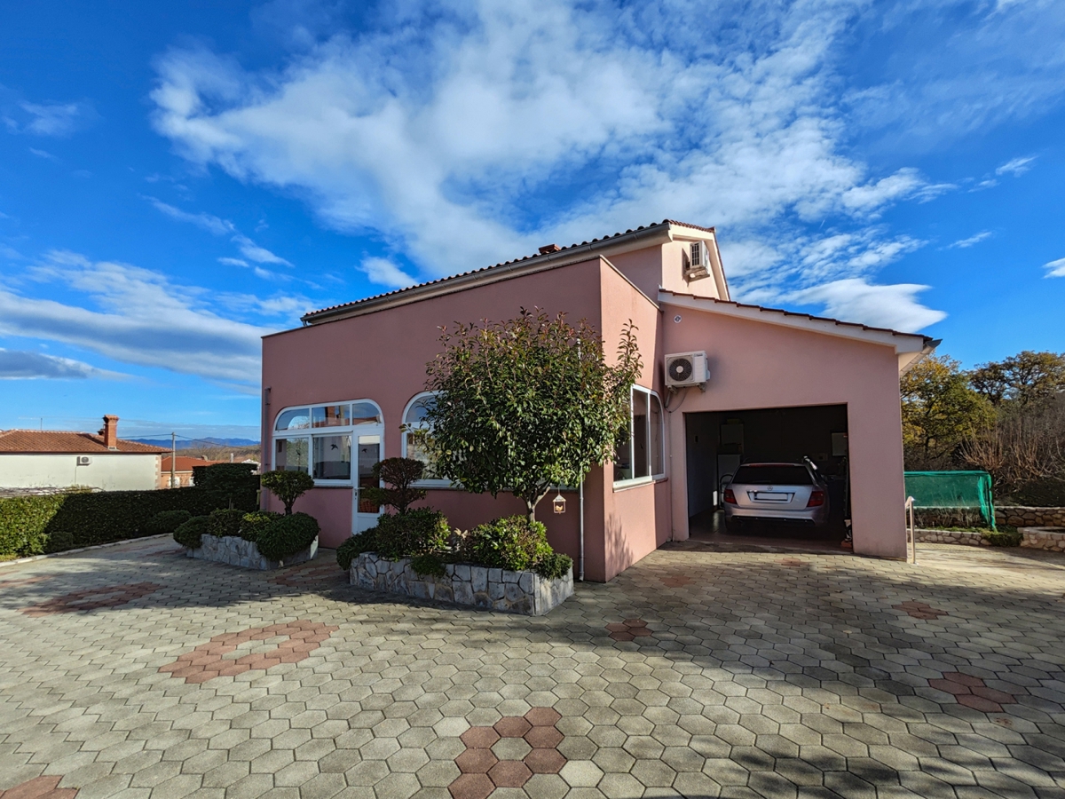 Zona MALINSKA - Casa indipendente con due appartamenti e garage