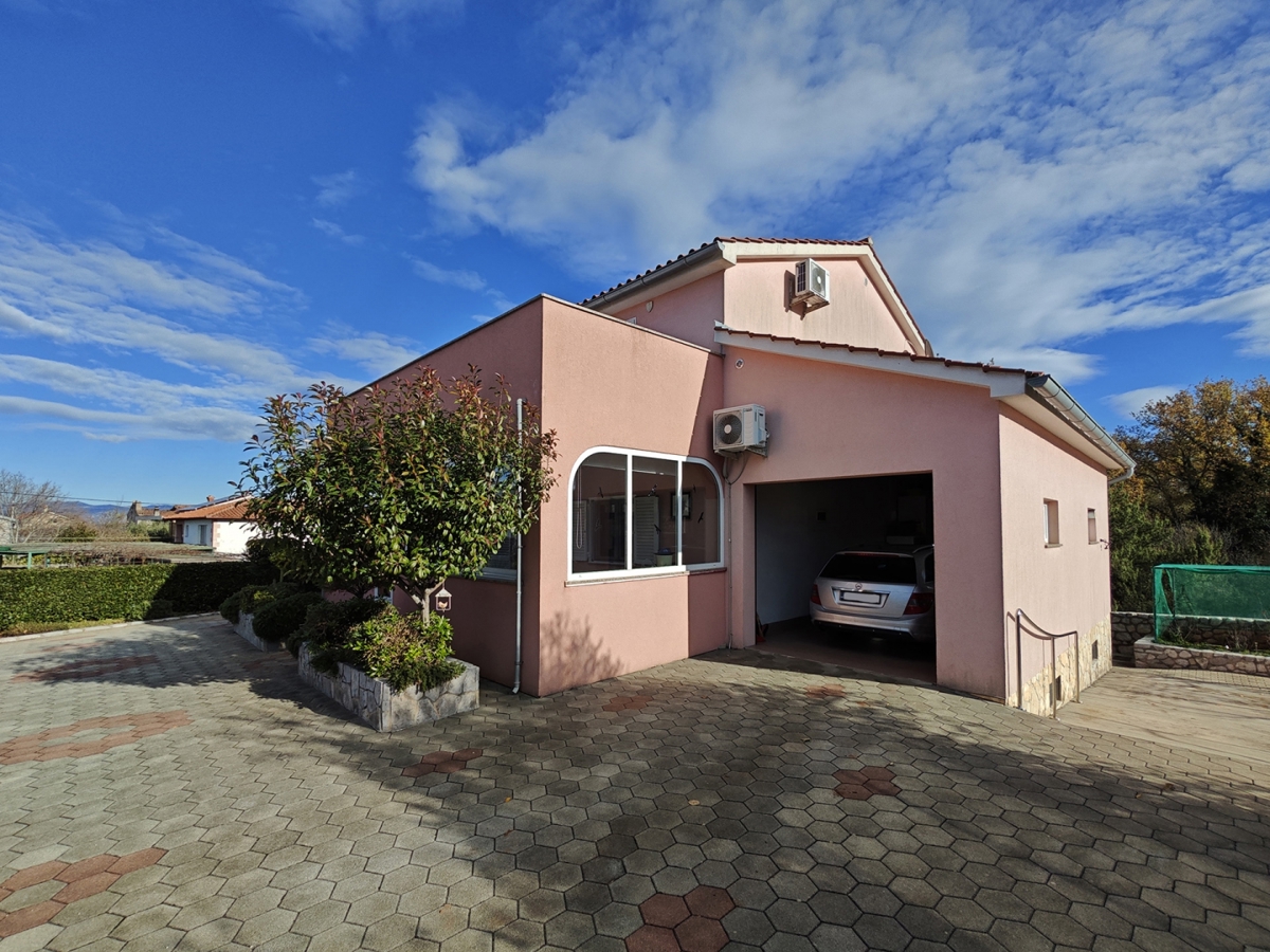 Zona MALINSKA - Casa indipendente con due appartamenti e garage