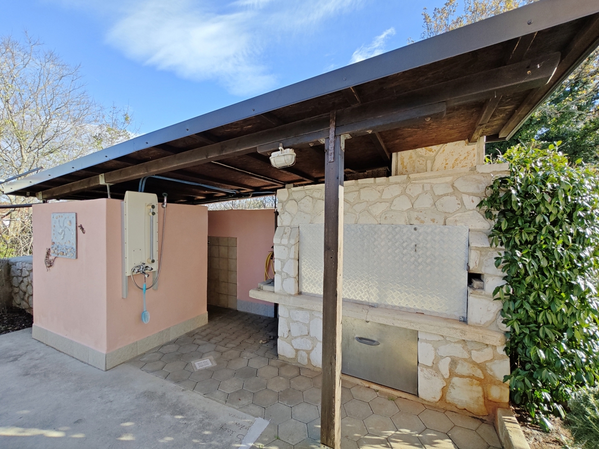 Zona MALINSKA - Casa indipendente con due appartamenti e garage