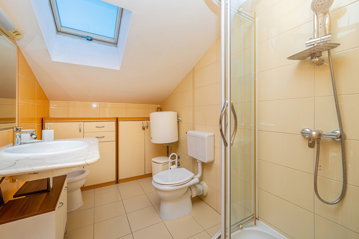 ISOLA DI KRK, BAŠKA - Appartamento duplex con vista mare