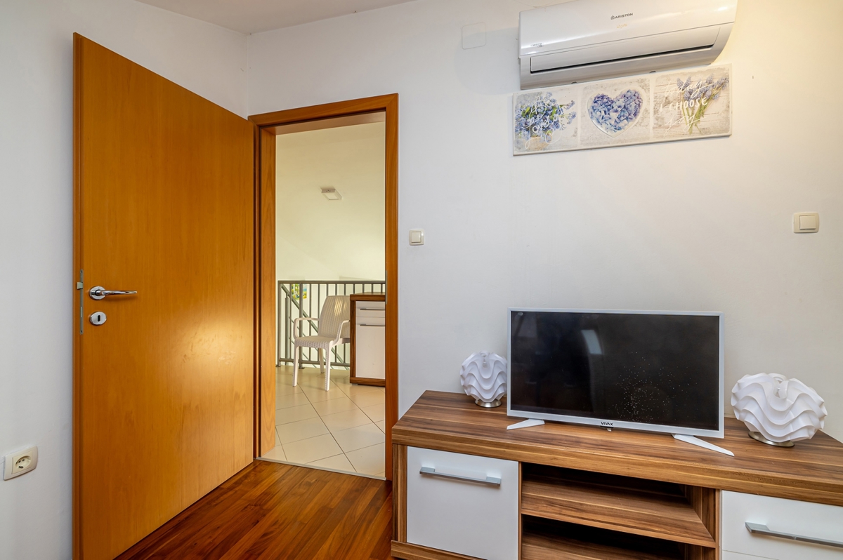 ISOLA DI KRK, BAŠKA - Appartamento duplex con vista mare