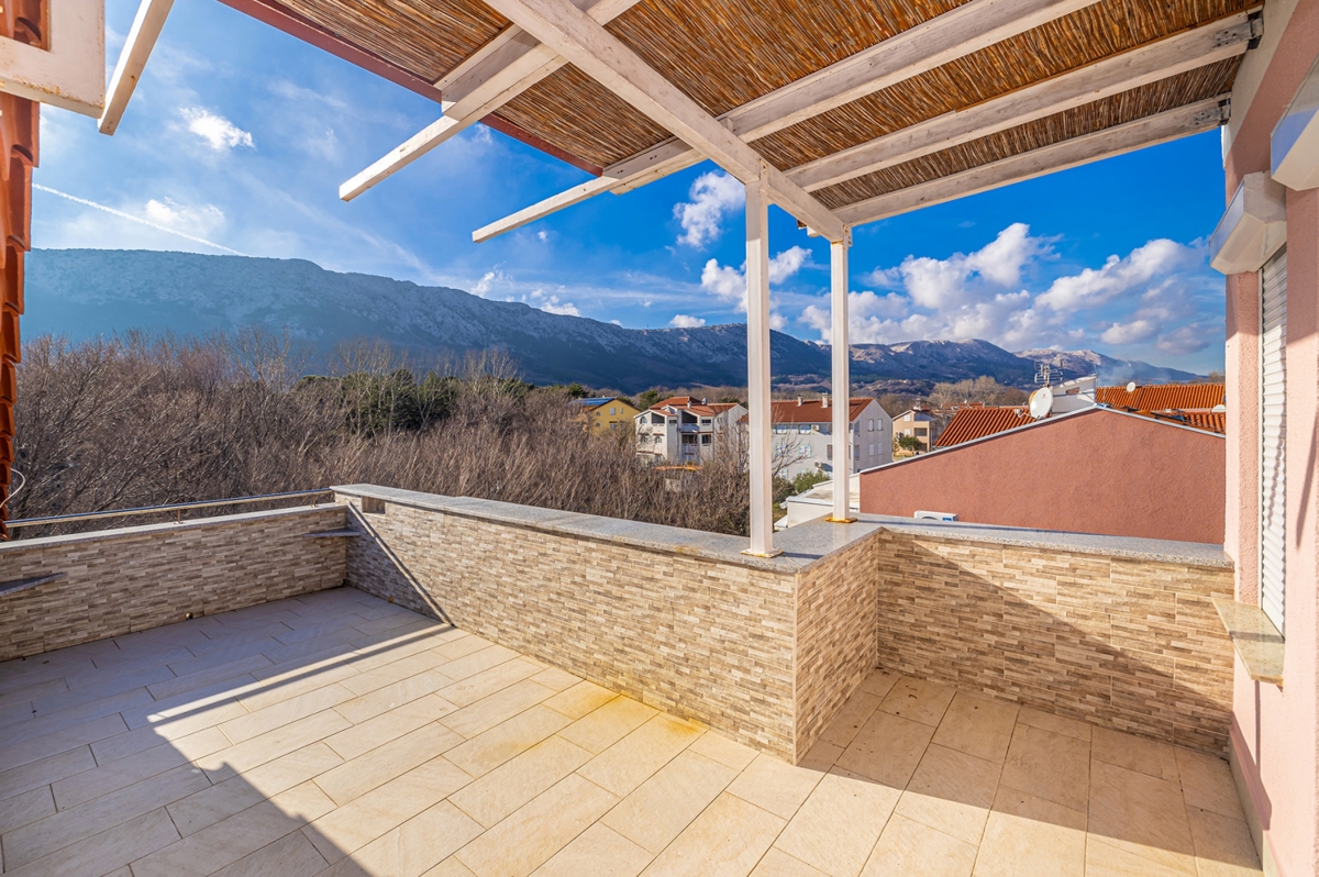 ISOLA DI KRK, BAŠKA - Appartamento duplex con vista mare