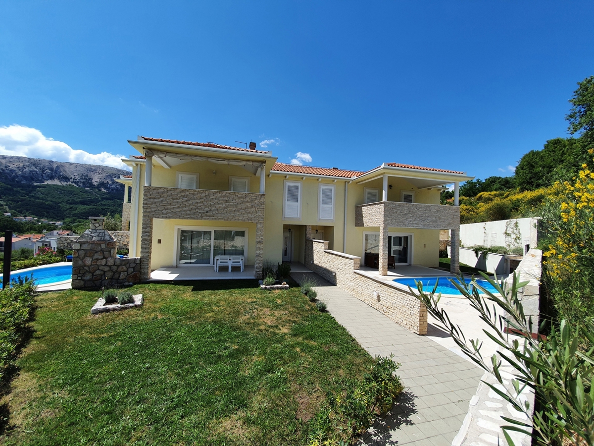 ISOLA DI KRK, BAŠKA – Bella casa bifamiliare in una posizione tranquilla