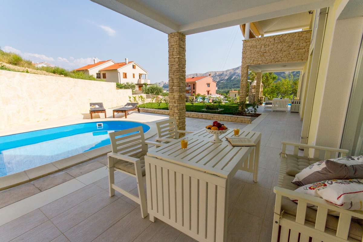 ISOLA DI KRK, BAŠKA – Bella casa bifamiliare in una posizione tranquilla