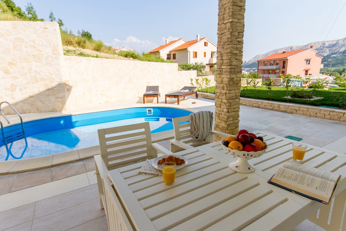 ISOLA DI KRK, BAŠKA – Bella casa bifamiliare in una posizione tranquilla