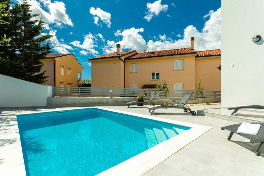 ISOLA DI KRK - Casa bifamiliare con piscina a 100 metri dal mare!