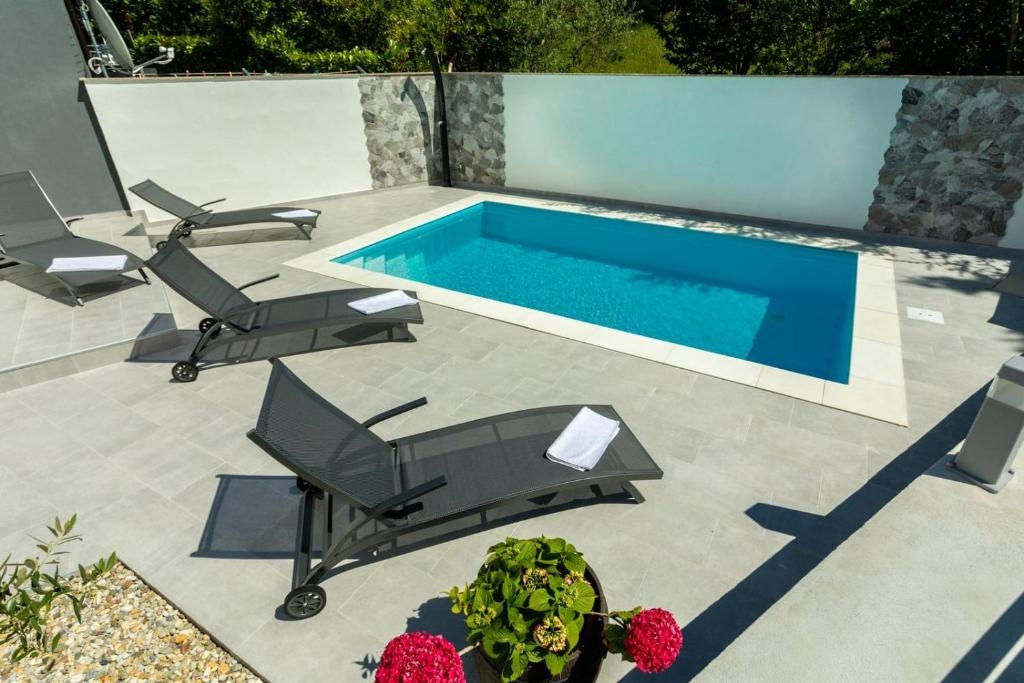 ISOLA DI KRK - Casa bifamiliare con piscina a 100 metri dal mare!