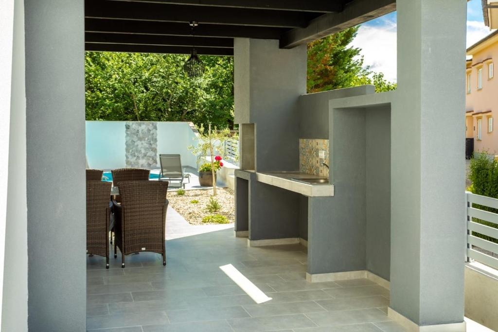 ISOLA DI KRK - Casa bifamiliare con piscina a 100 metri dal mare!