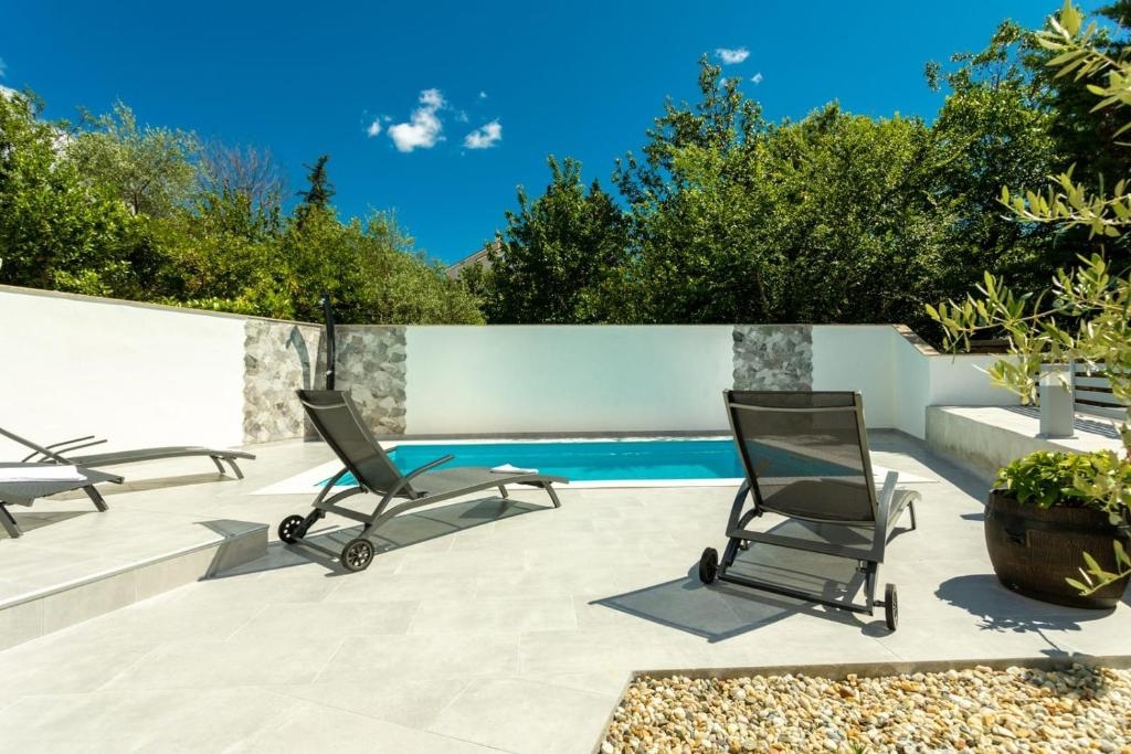 ISOLA DI KRK - Casa bifamiliare con piscina a 100 metri dal mare!
