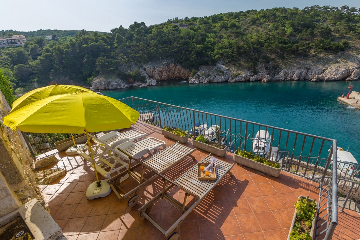 ISOLA DI KRK, VRBNIK - Attraente complesso di case in prima fila al mare