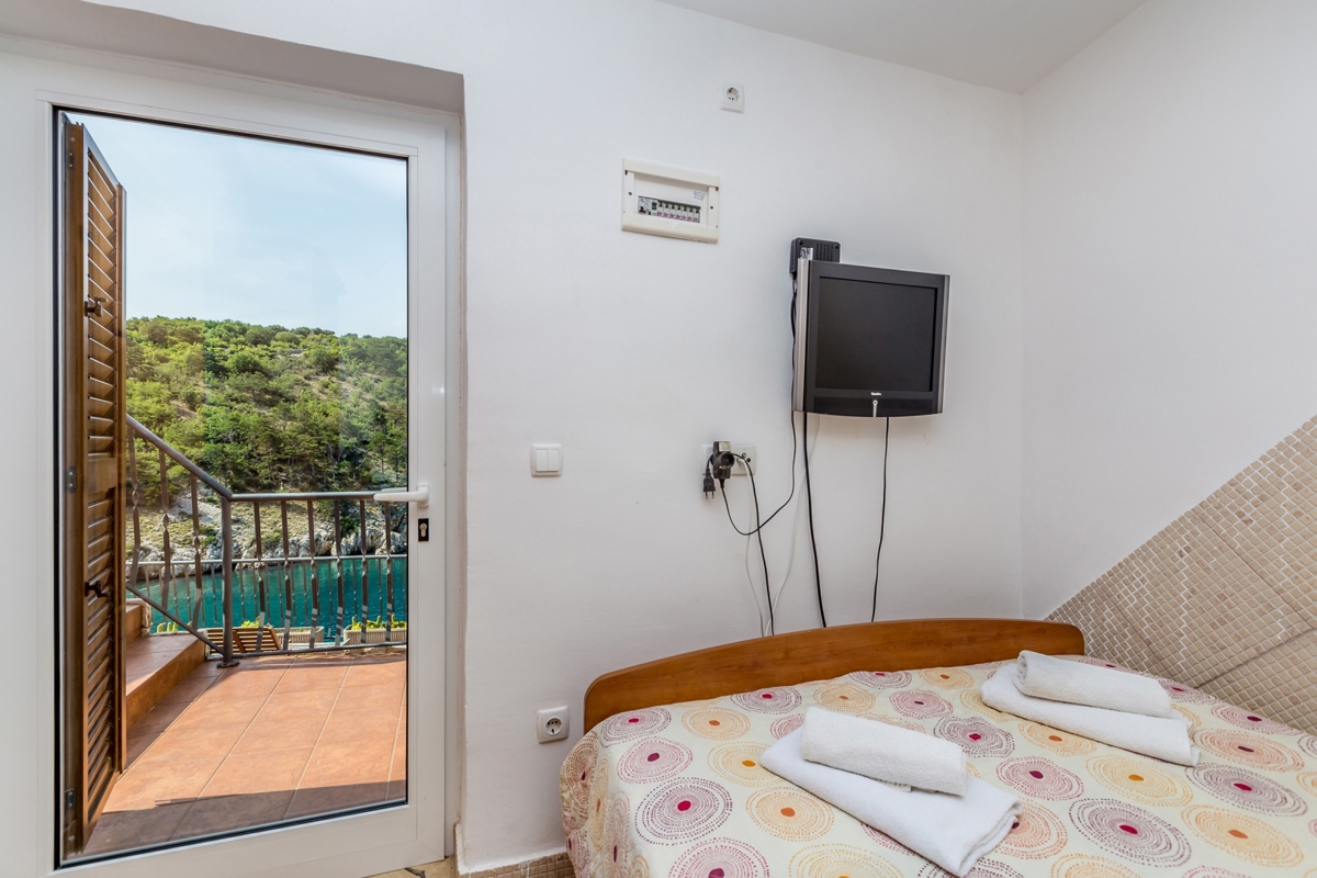 ISOLA DI KRK, VRBNIK - Attraente complesso di case in prima fila al mare