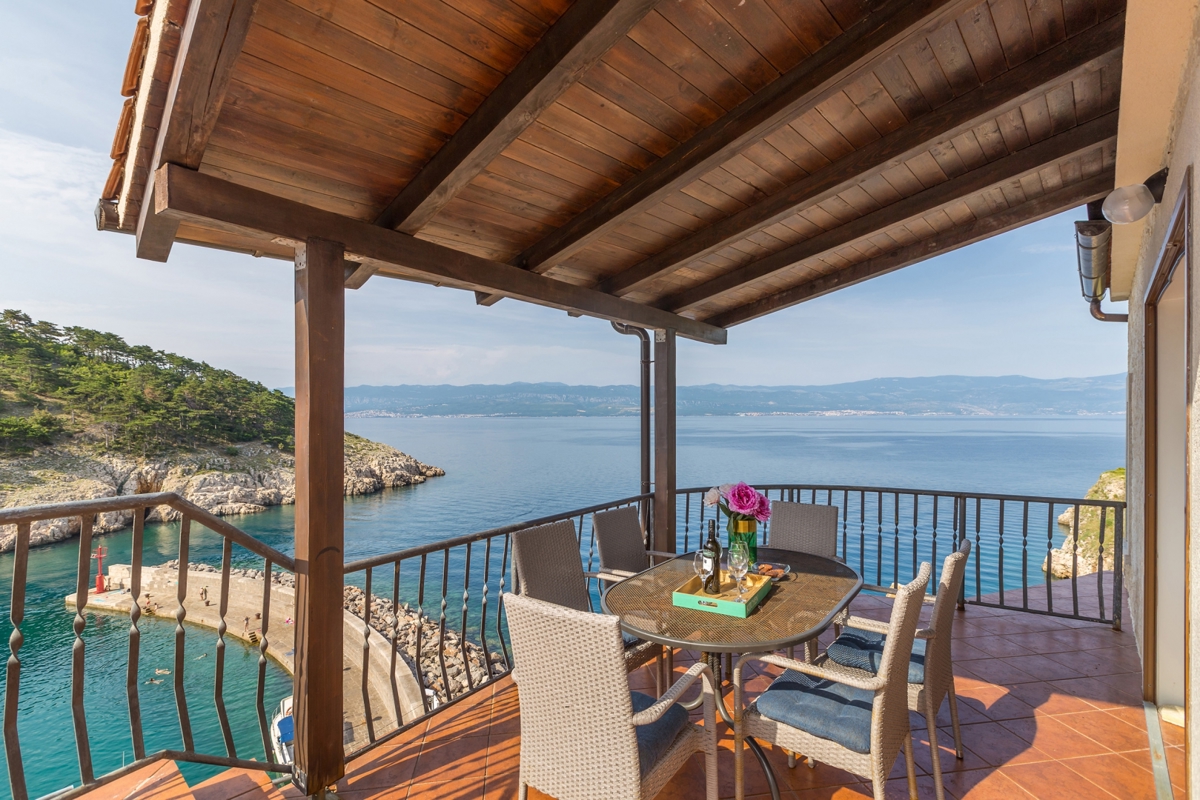 ISOLA DI KRK, VRBNIK - Attraente complesso di case in prima fila al mare