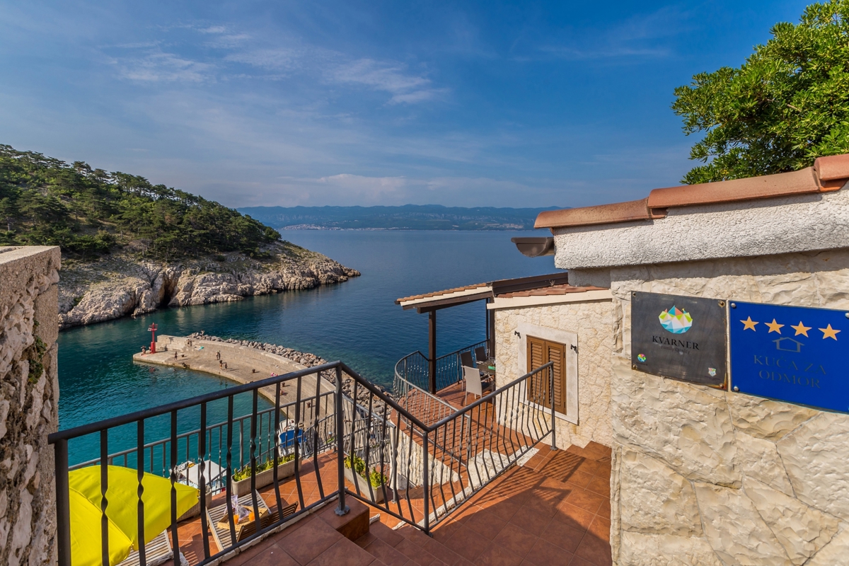ISOLA DI KRK, VRBNIK - Attraente complesso di case in prima fila al mare