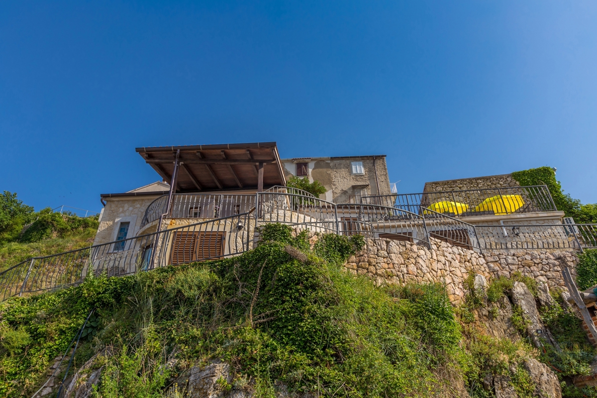 ISOLA DI KRK, VRBNIK - Attraente complesso di case in prima fila al mare