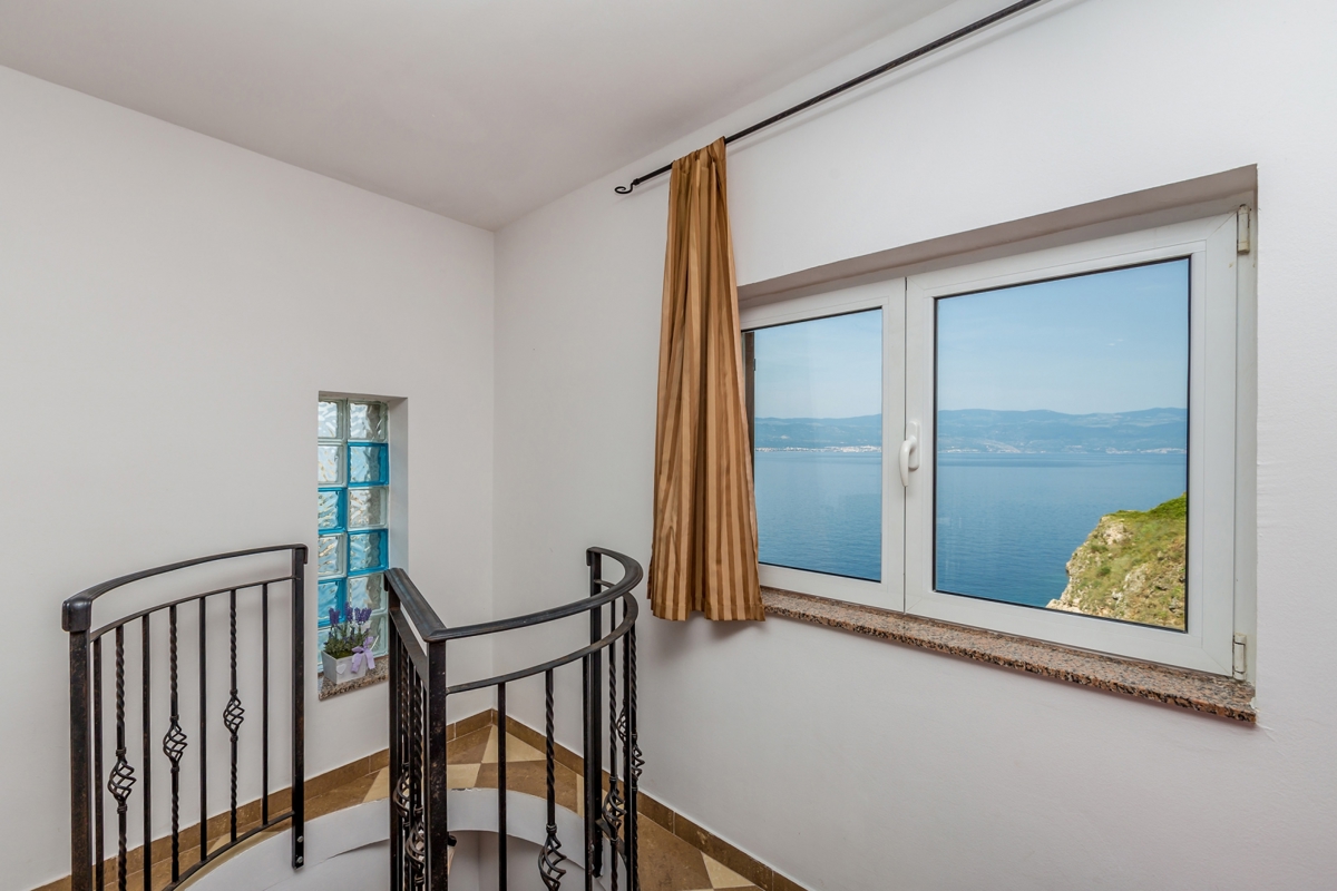 ISOLA DI KRK, VRBNIK - Attraente complesso di case in prima fila al mare